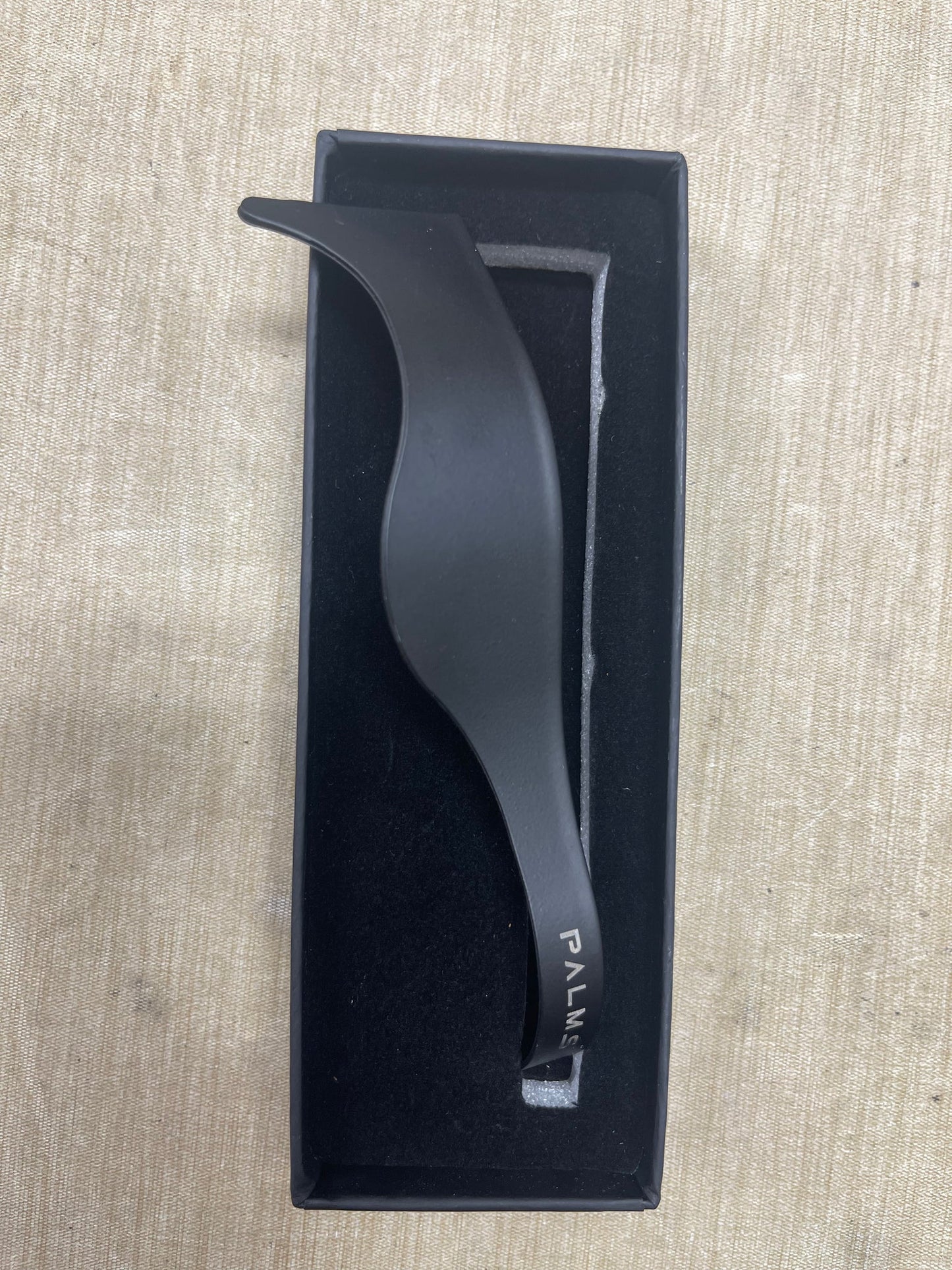 Professional curved disposable razor holder for barber detailing