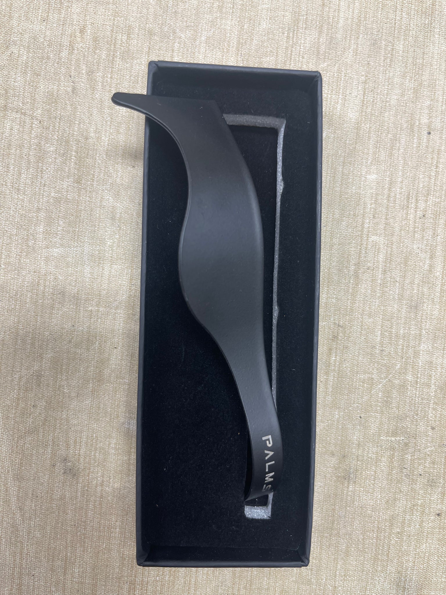 Professional curved disposable razor holder for barber detailing