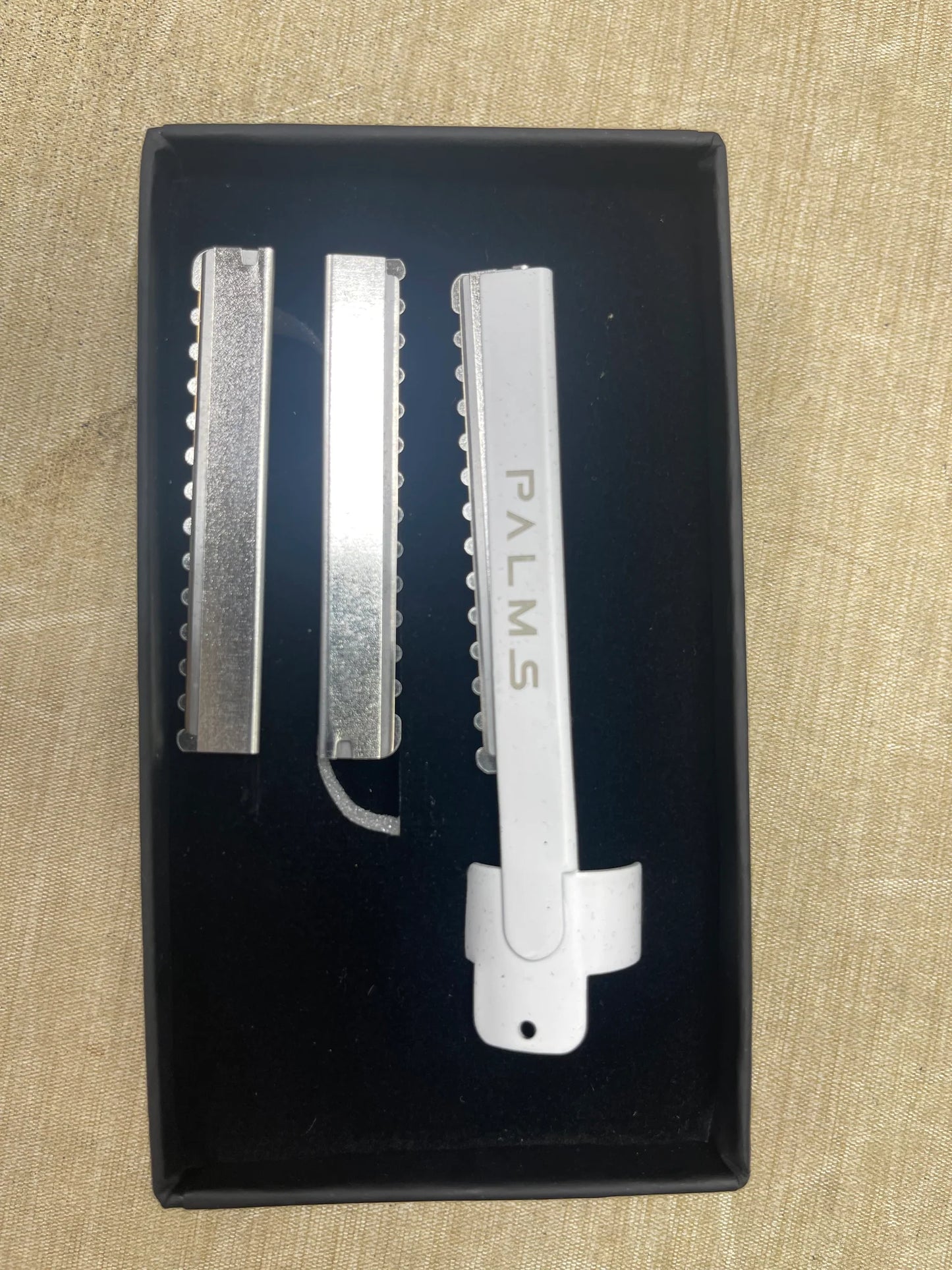 Single edge blade finger razor with stainless steel precision blade